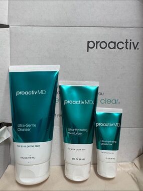 Proactiv Teal and White Ultra-Gentle Cleanser + Ultra-Hydrating Moisturizer Set